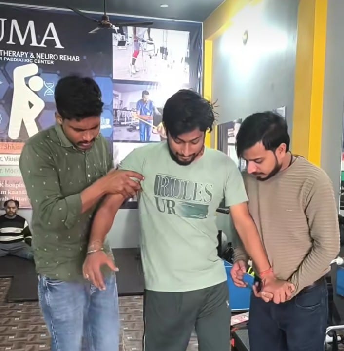 Patient receiving physiotherapy treatment at UMA Clinic Etawah